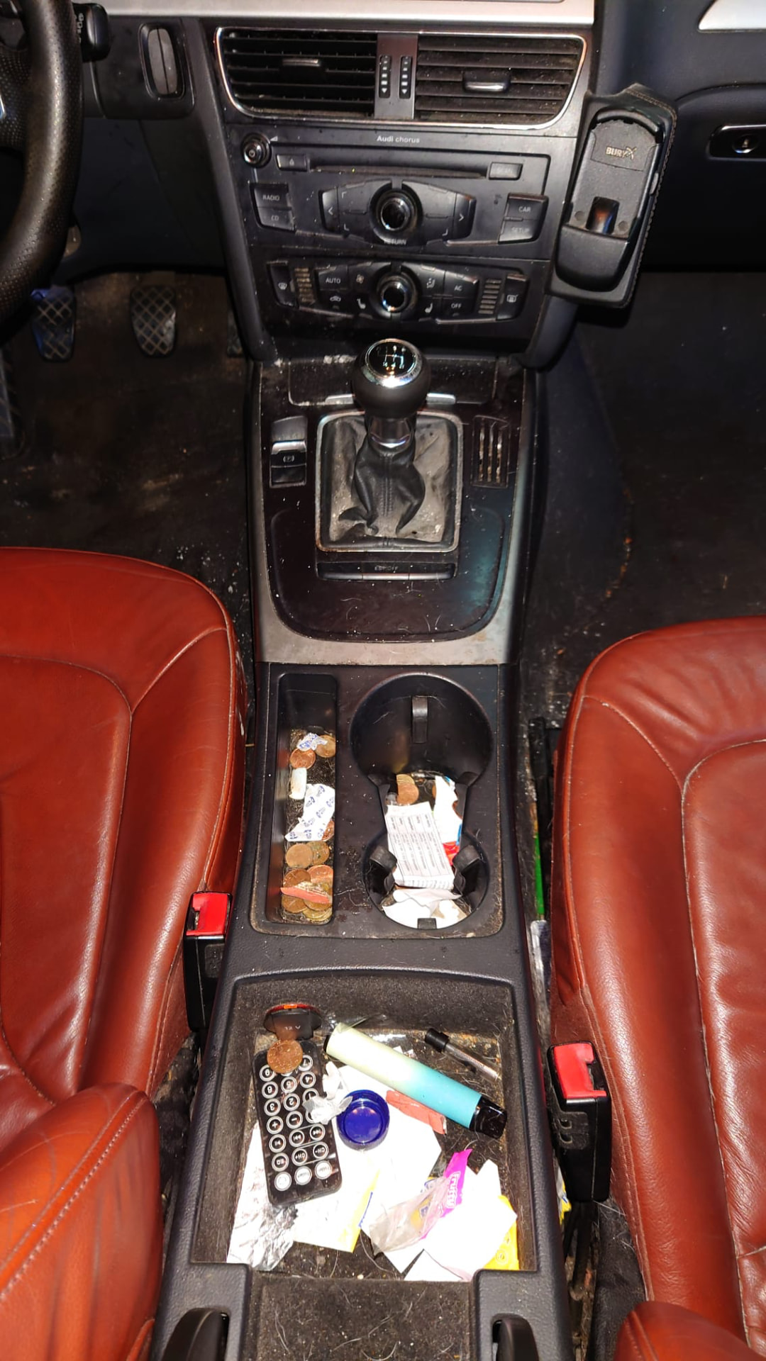 Innenraum-Tiefenreinigung Mittelkonsole – vorher